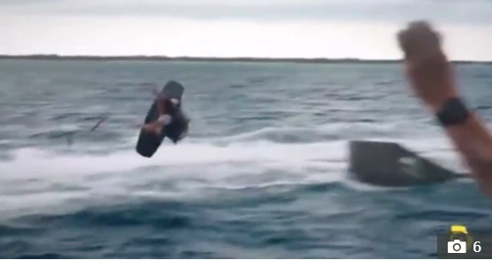 Ünlü yıldız Sean McInerney sörf tahtasından düştü köpekbalığı ısırdı